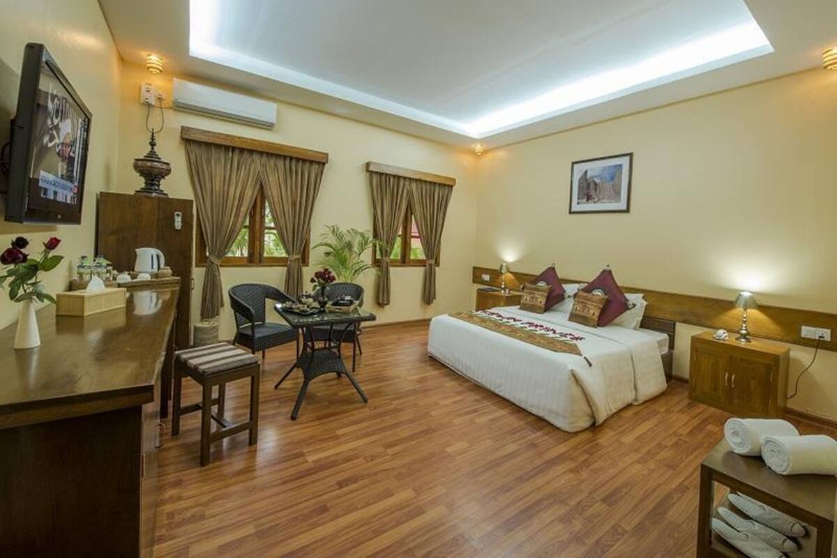 Desk, rollaway beds, free WiFi