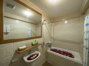 Suite | Badezimmer | Dusche, kostenlose Toilettenartikel