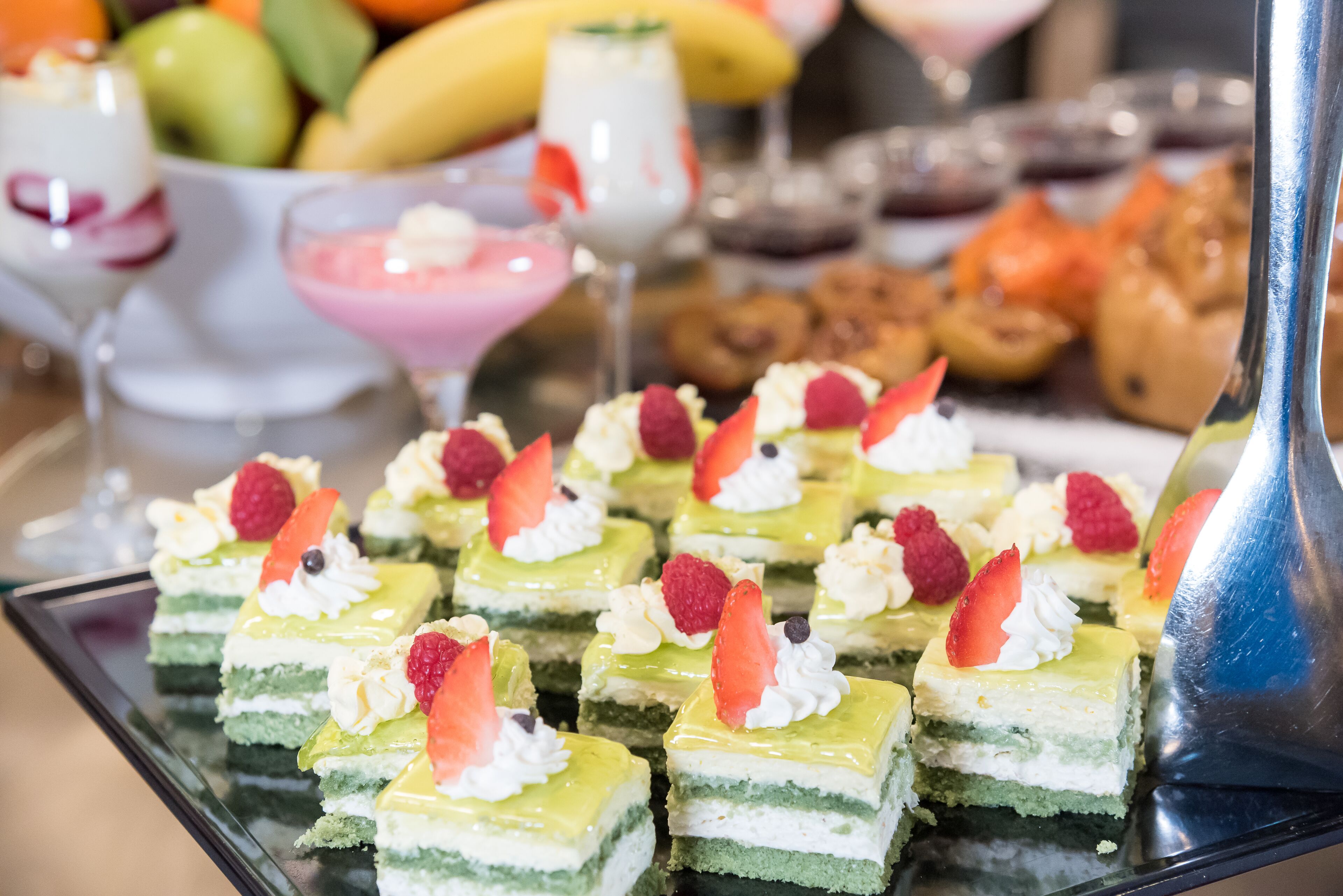Un buffet de desserts avec divers gâteaux et fruits.