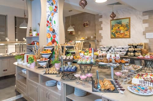 Aperto a colazione, cucina internazionale, con vista sul giardino
