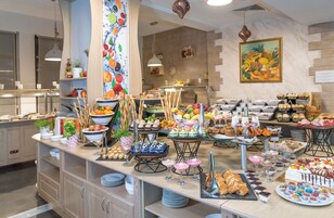 供应早餐、午餐和晚餐，国际美食，花园景观