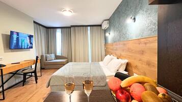 Estudio, balcón (Free Mineral Pool, Saunas, Steam bath) | Minibar, escritorio, sistema de insonorización y cunas gratuitas