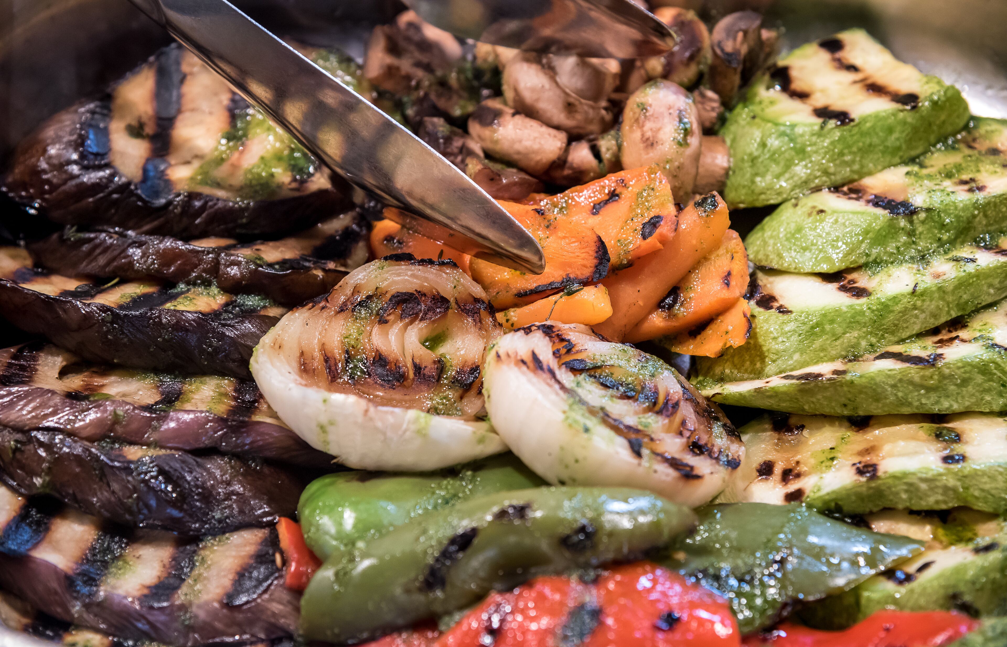 Ein Detailbild von gegrilltem Gemüse, darunter Auberginen, Zucchini und Paprika.