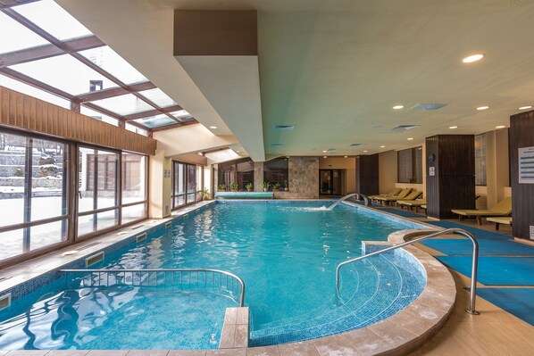 Indoor pool, pool loungers - St. George Ski & Holiday (Bansko)