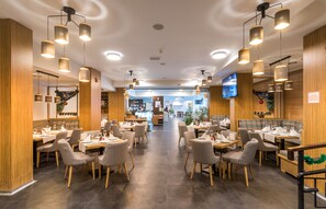 Se sirven desayunos y cocina internacional (con vistas al jardín) 