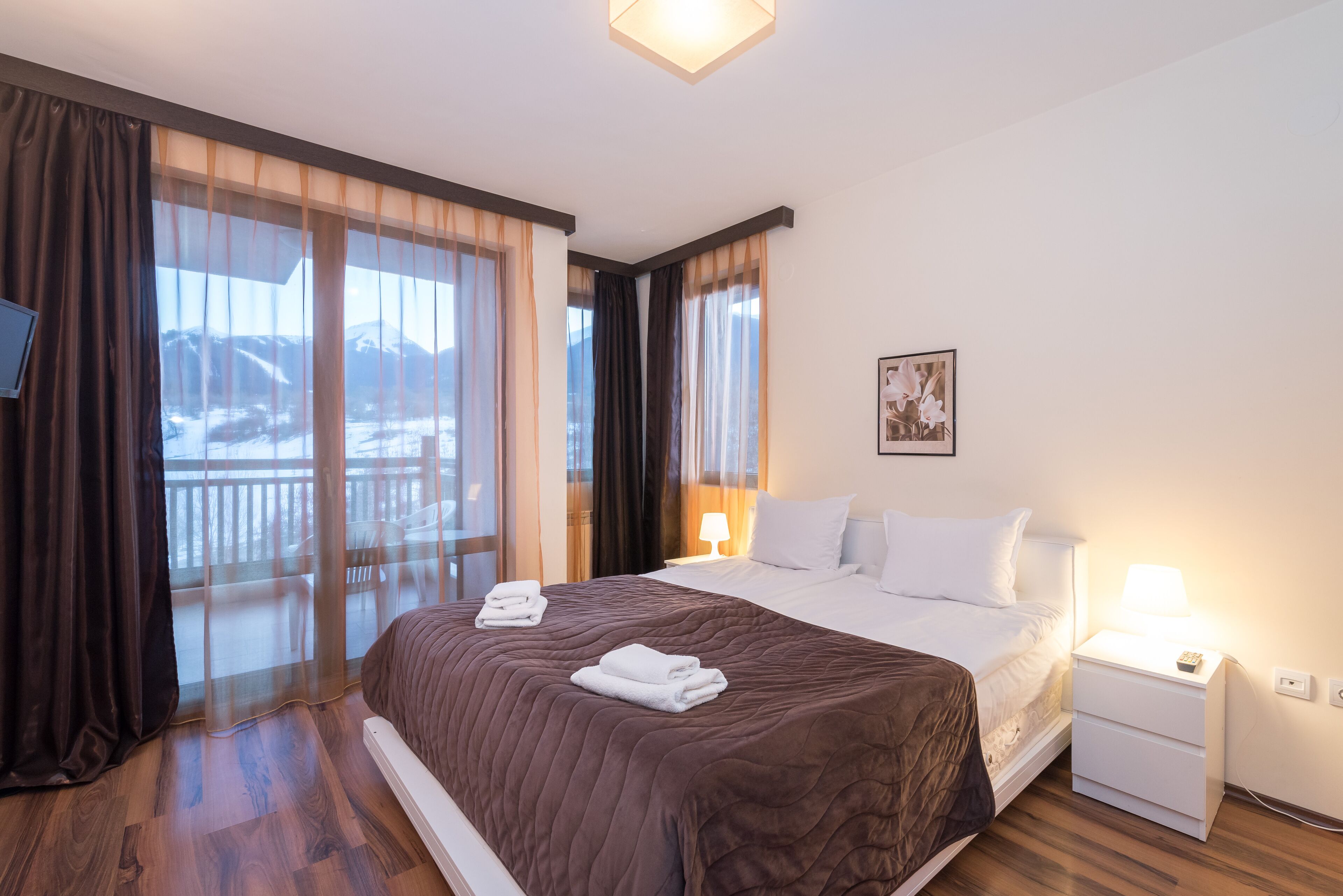 Minibar, escritorio, sistema de insonorización y cunas gratuitas 