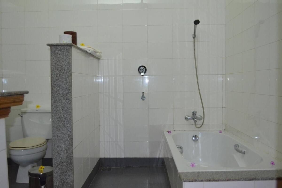 shower, free toiletries, towels