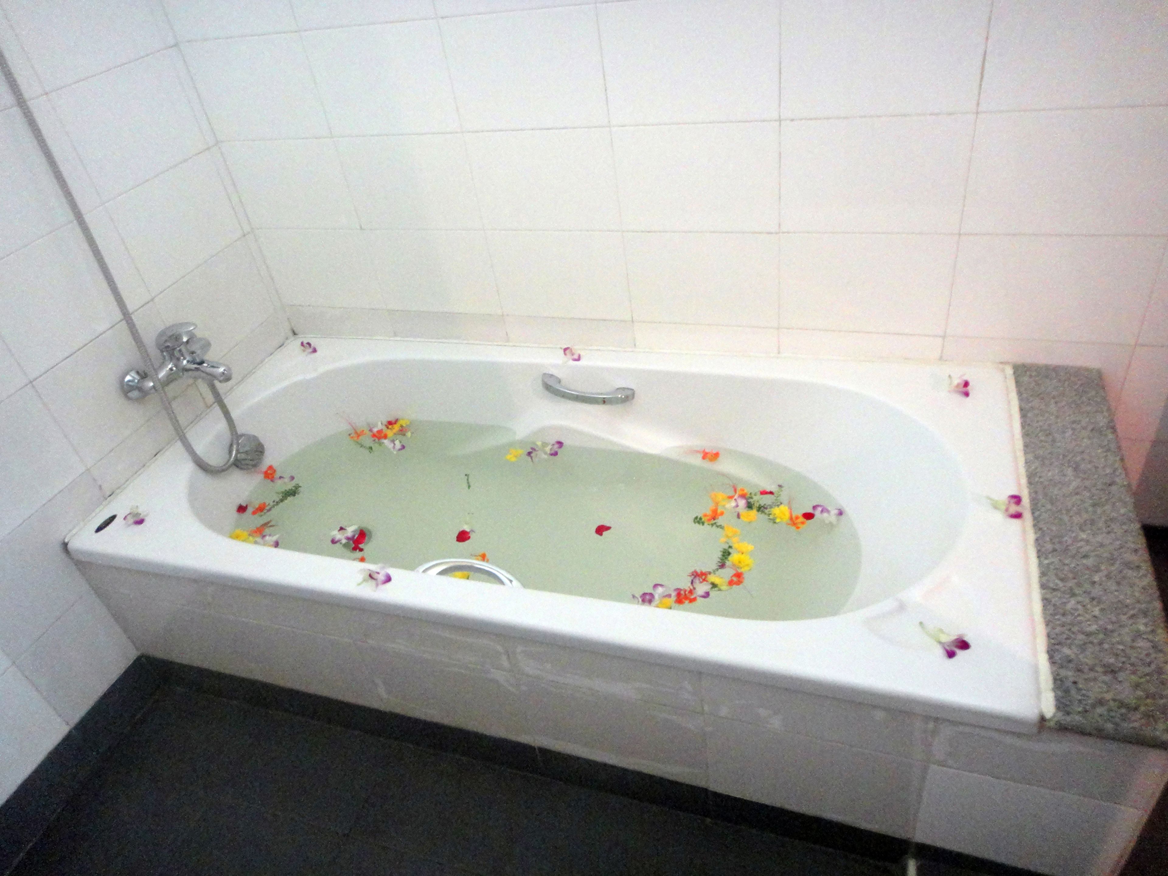 deluxe room | bathroom | shower, free toiletries, towels