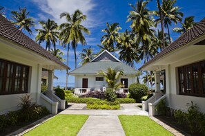 Minibar, coffres-forts dans les chambres, bureau, rideaux occultants