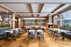 2 restaurants servant le petit déjeuner, le déjeuner et le dîner