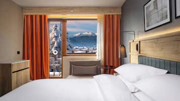 Chambre Deluxe, 1 lit double, balcon | Minibar, coffres-forts dans les chambres, bureau