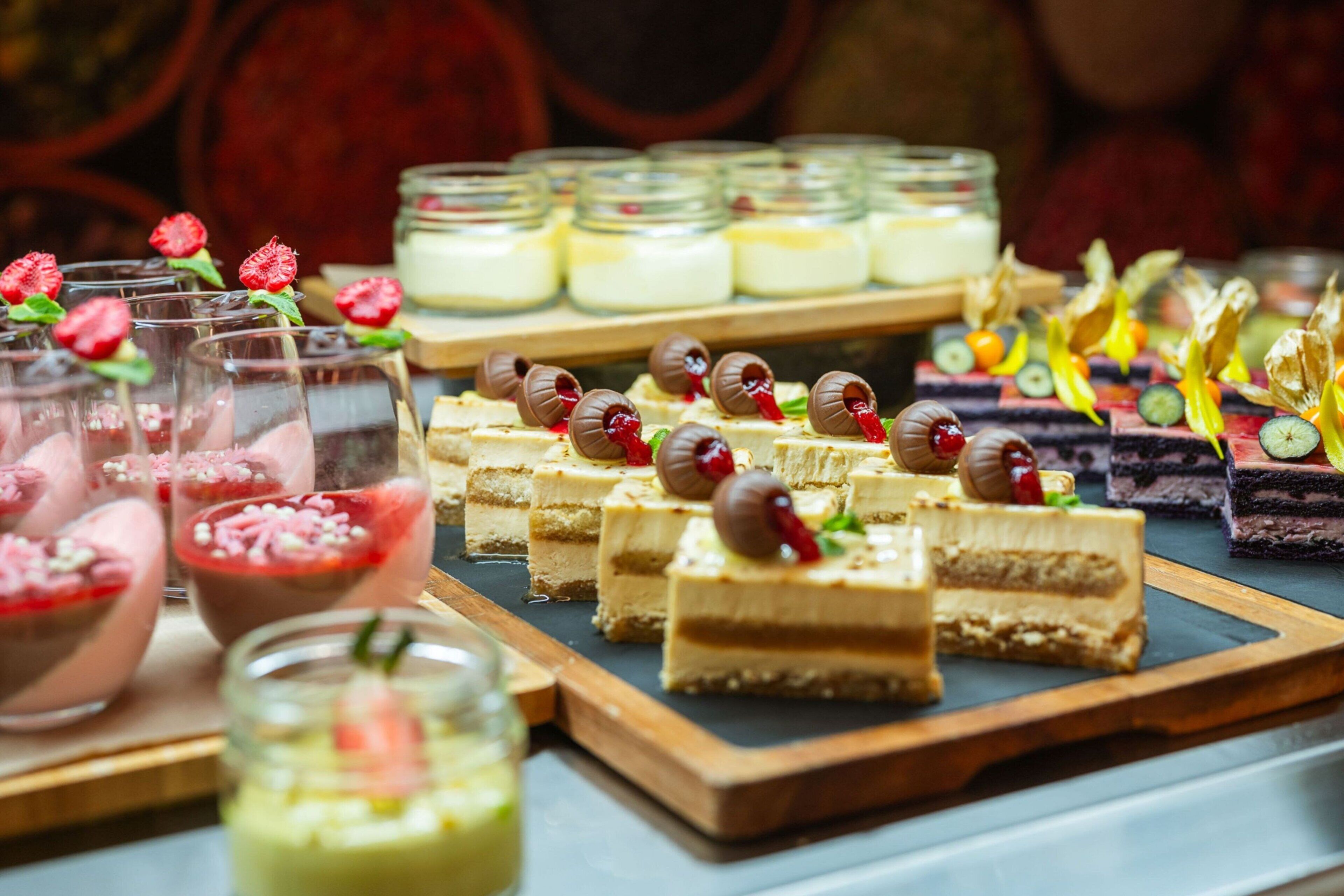 Une variété de desserts et de boissons présentés sur une planche en bois.