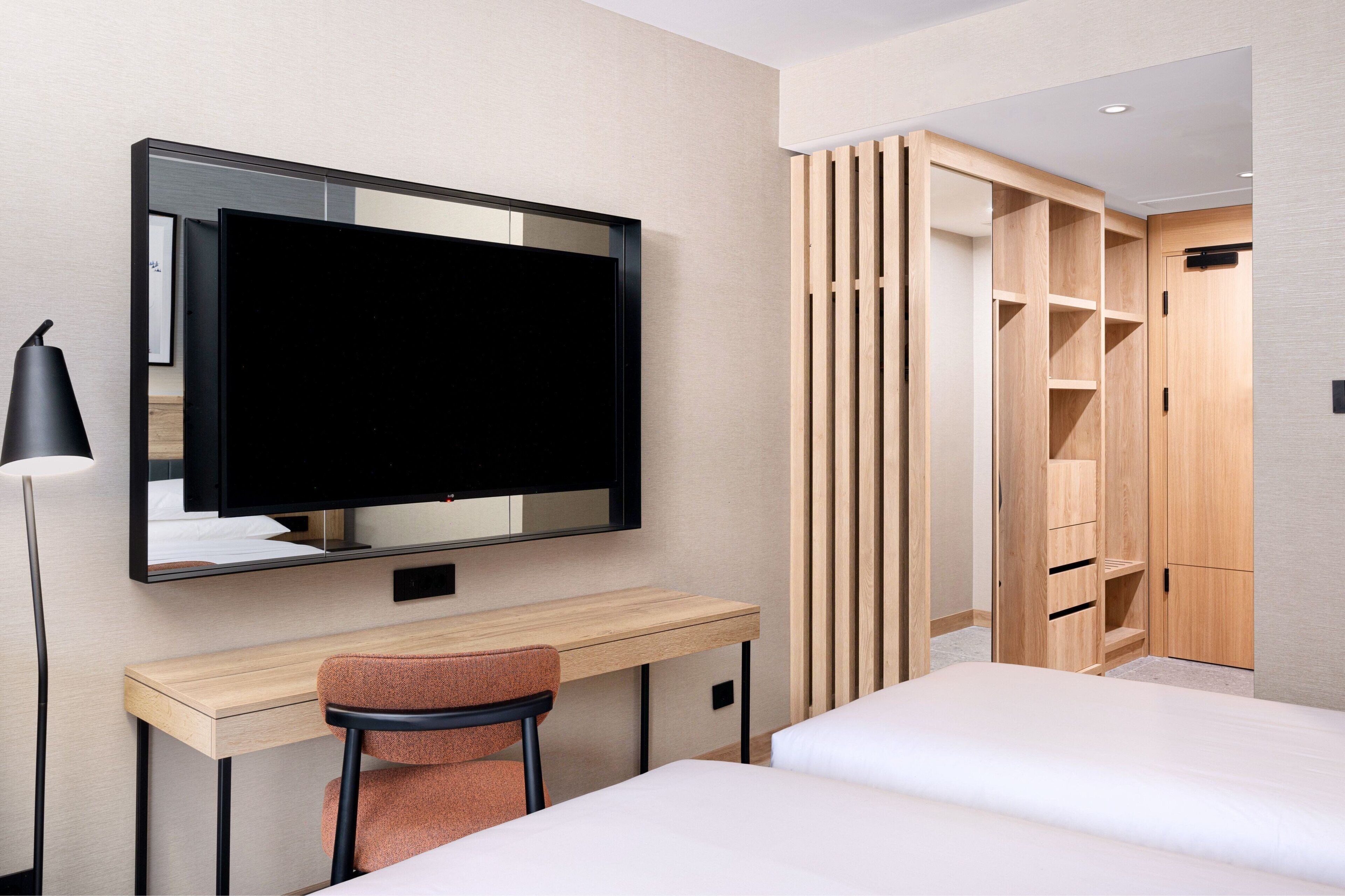 Minibar, coffres-forts dans les chambres, bureau