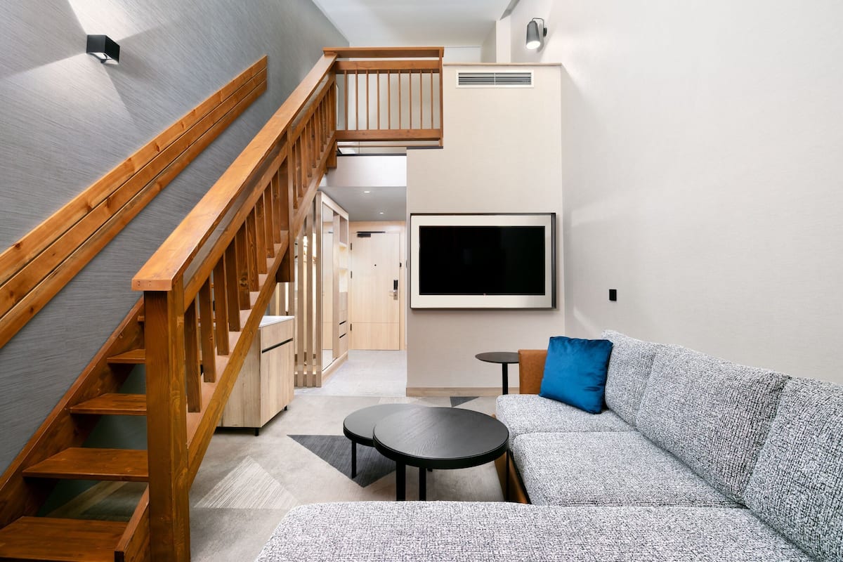 Suite monolocale, 1 letto king con divano letto | 1 camera, minibar, una cassaforte in camera, una scrivania