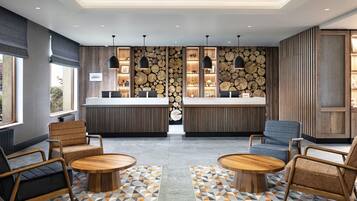 Um hall moderno com balcão de atendimento, área de estar e uma parede decorada com toras de madeira.
