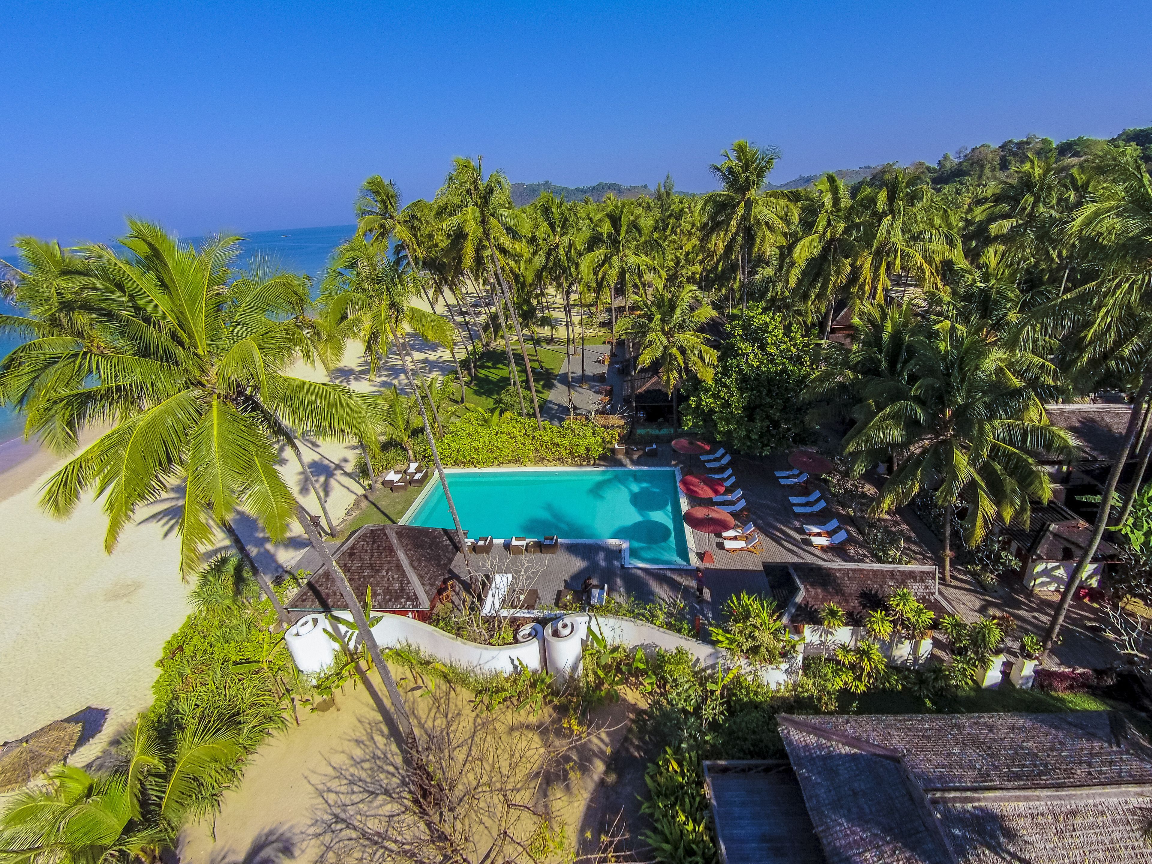 Seasonal outdoor pool, open 8 AM to 7 PM, pool umbrellas, sun loungers