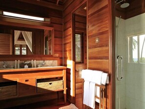 Dusche, kostenlose Toilettenartikel, Haartrockner, Hausschuhe