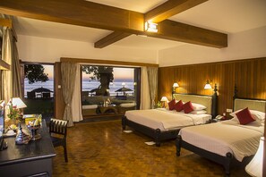 Habitación Deluxe, vistas al mar (Front Row) | Minibar, caja fuerte, escritorio y cortinas opacas