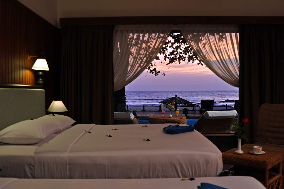 Deluxe kamer, uitzicht op zee (Front Row) | Een minibar, een kluis op de kamer, een bureau, verduisterende gordijnen