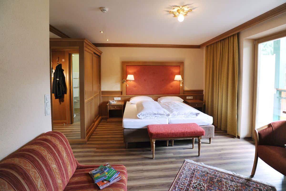 Doppel- oder Zweibettzimmer, Balkon | Minibar, Schreibtisch, schallisolierte Zimmer, kostenloses WLAN