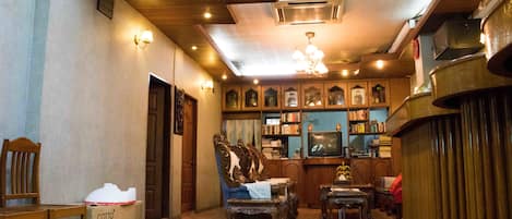 Lobby lounge