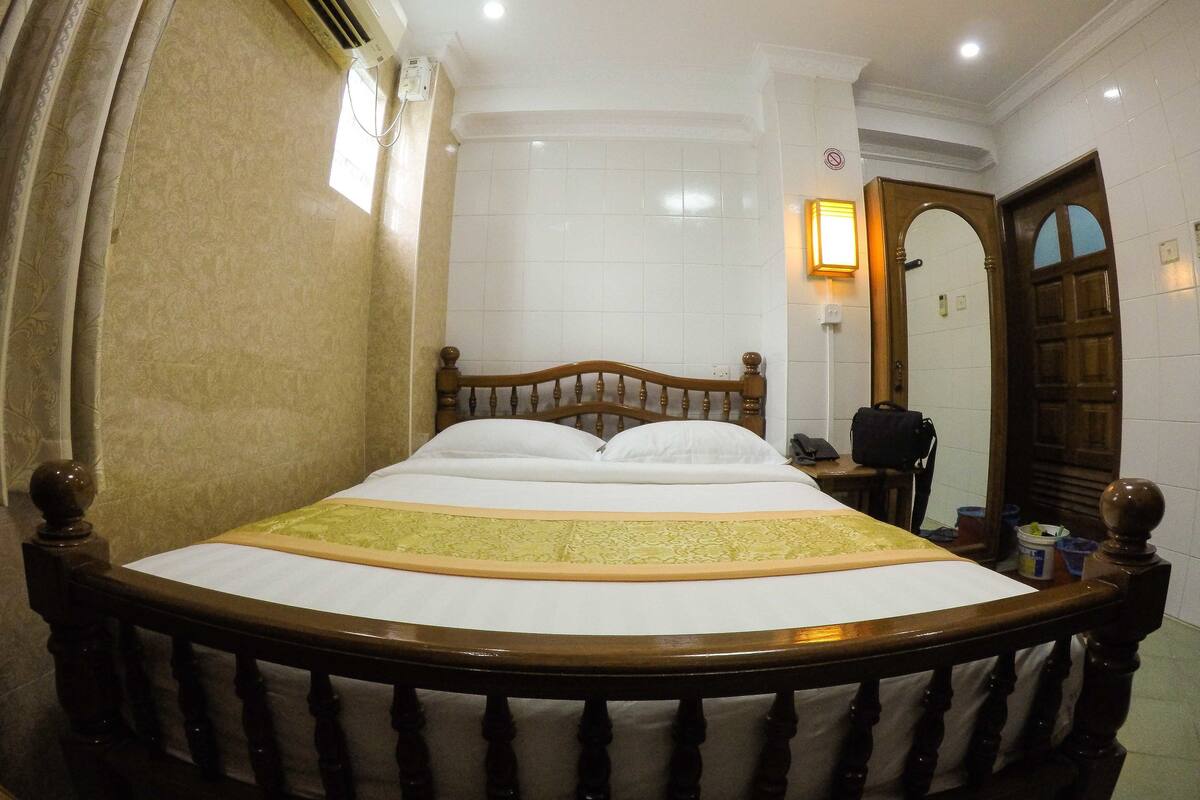 In-room safe, desk, free WiFi