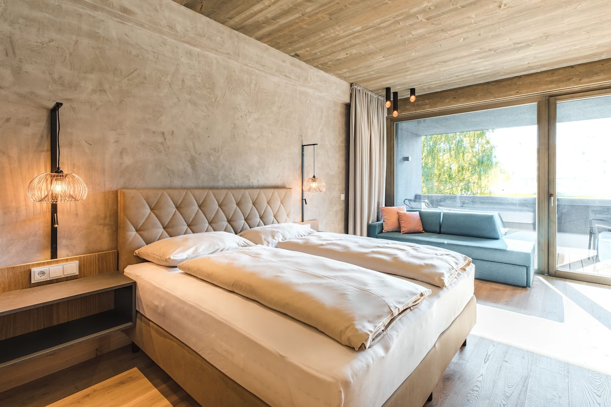 Habitación panorámica doble, vistas a la montaña | Ropa de cama de alta calidad, caja fuerte, escritorio y cortinas opacas