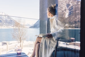 Ropa de cama de alta calidad y caja de seguridad en la habitación 