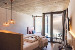 Ropa de cama de alta calidad y caja de seguridad en la habitación