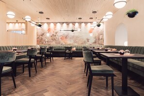 Petit déjeuner, déjeuner et dîner servis sur place, vue sur la plage