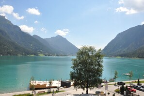 Playa privada, sillas reclinables de playa, sombrillas, toallas de playa