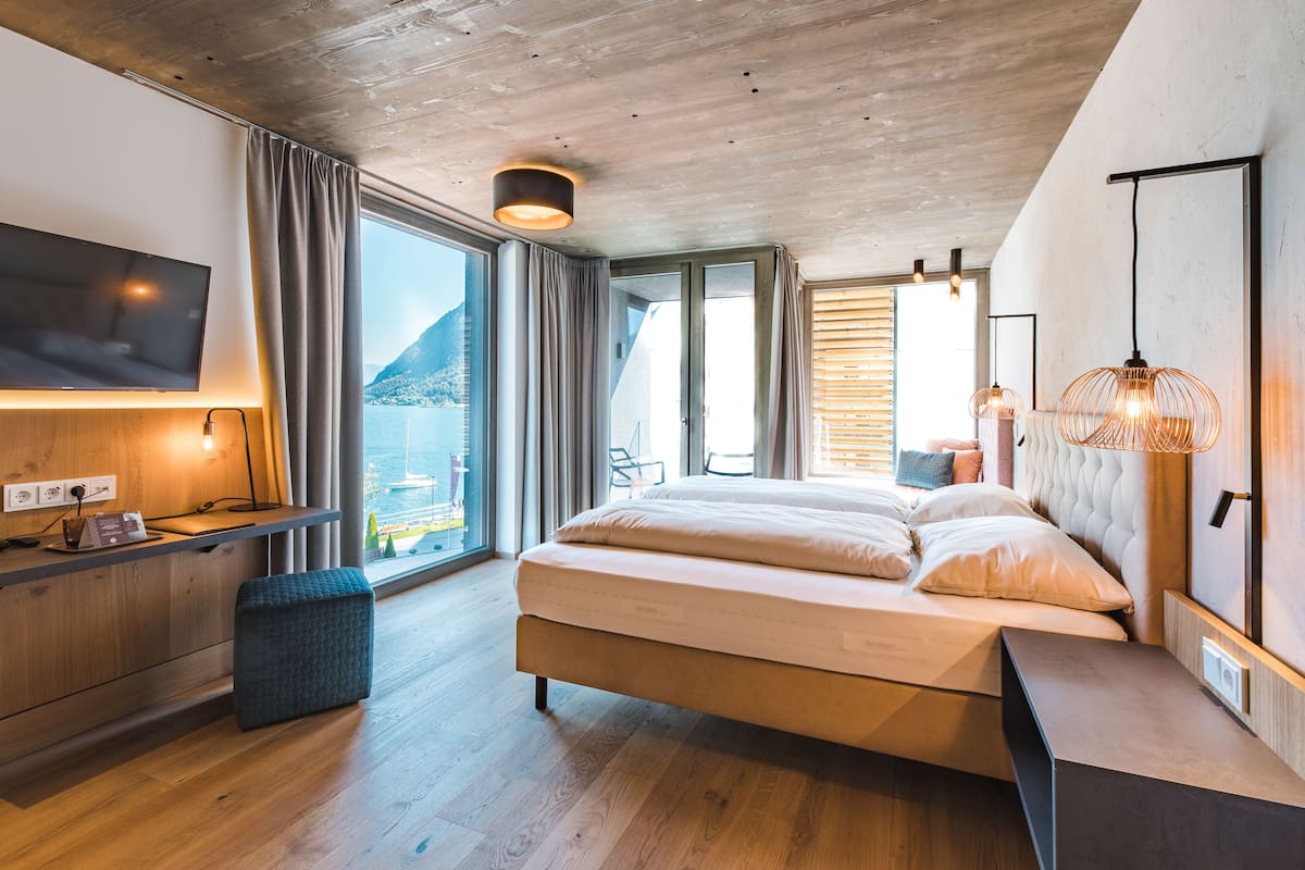 Habitación doble superior (Achensee) | Ropa de cama de alta calidad, caja fuerte, escritorio y cortinas opacas