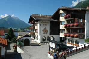 A building with a sign reading "Gasthaus Hofer" and balconies with flower boxes. - Gasthof Hofer (FULPMES)
