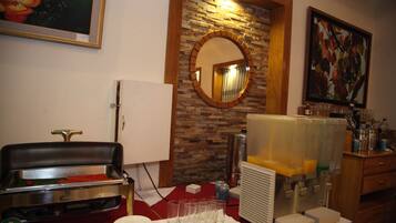 Café da manhã com buffet grátis todos os dias