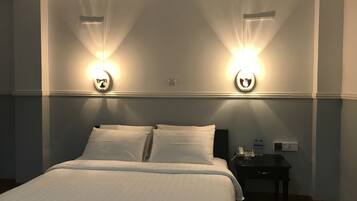 Deluxe Room, 1 Bedroom, Smoking | Minibar, in-room safe, desk, rollaway beds (surcharge)