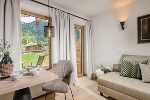 Leilighet – exclusive, 1 soverom, balkong | Oppholdsområde | Flatskjerm-TV og oppvarmet gulv