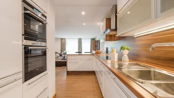 Refrigerador con freezer, microondas, placa de cocina, cafetera expreso