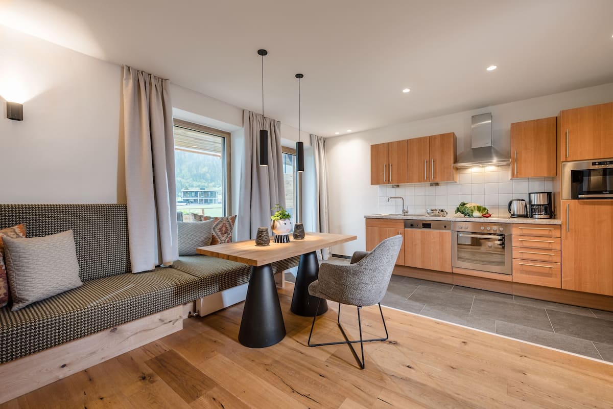 Appartamento Premium, 2 camere da letto, balcone | Area soggiorno | TV a schermo piatto, pavimenti riscaldati