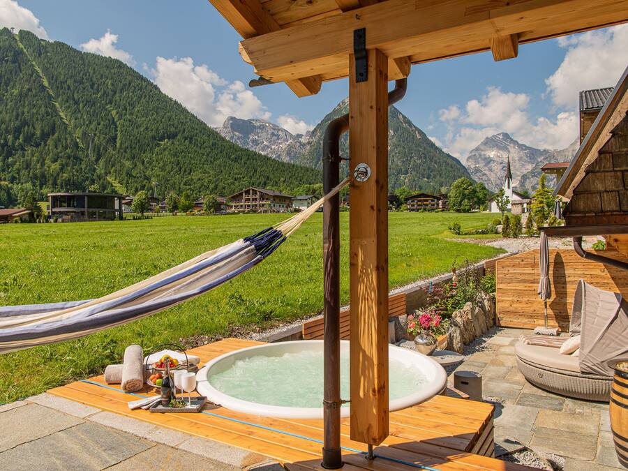 Ropa de cama de alta calidad y caja de seguridad en la habitación