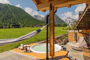 Ropa de cama de alta calidad y caja de seguridad en la habitación 