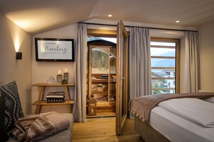 Ropa de cama de alta calidad y caja de seguridad en la habitación 