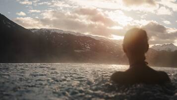 2 outdoor pools, pool umbrellas