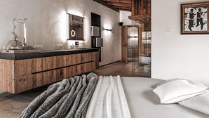 Een moderne badkamer met een houten wastafelmeubel, een spiegel en een wastafel.