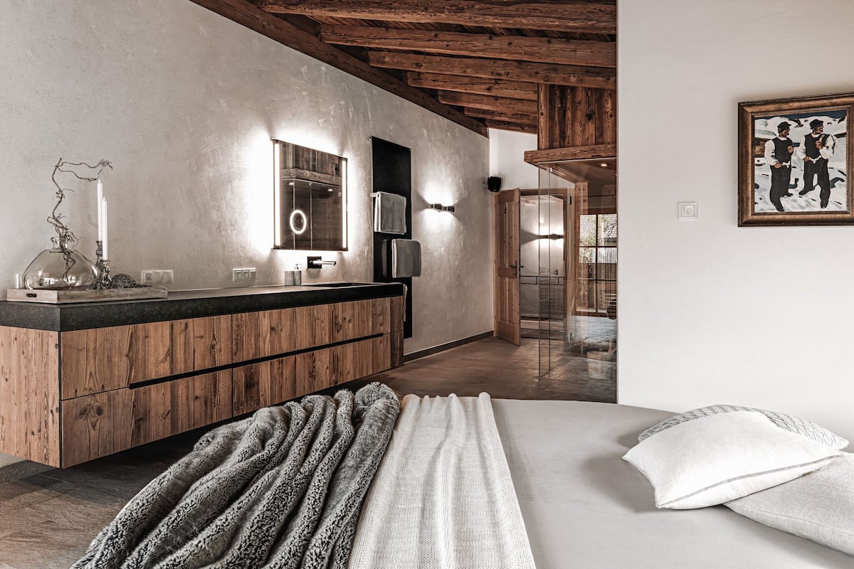 Une salle de bain moderne avec un meuble-lavabo en bois, un miroir et un lavabo.