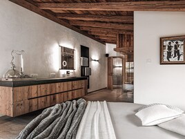 Ropa de cama de alta calidad, cubrecamas y minibar 