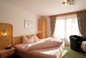 In-room safe, free WiFi, bed sheets