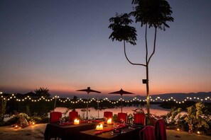 حيث تُقدم وجبات الإفطار، الغداء، العشاء، الأطباق العالمية