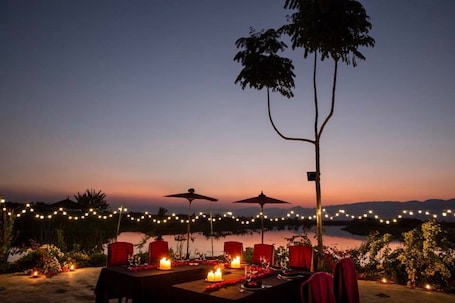 Breakfast, lunch, dinner served; international cuisine