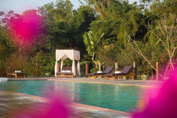 حمّام سباحة خارجي