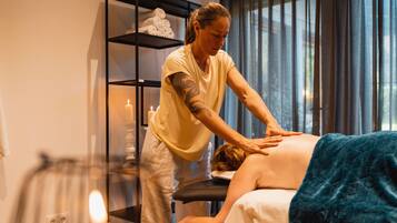 Een sauna, een bubbelbad, lichaamsbehandelingen, hotstone-massages